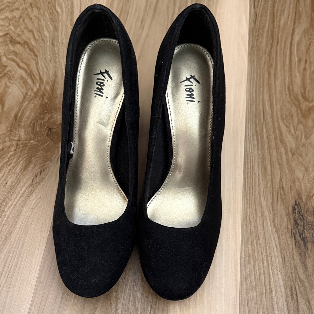 FIONI Clothing Black Suede Closed-Toe Heels